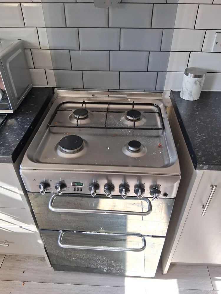 Freestanding gas cooker with a four-burner hob